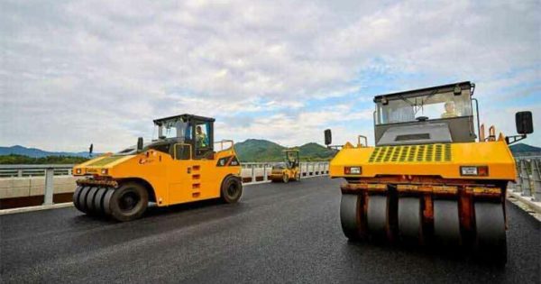 image-how-to-roll-asphalt-mixture-pavement-with-a-road-roller-768x508